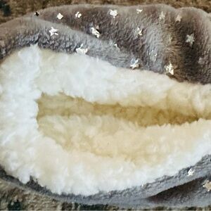 NWT WOMEN COZY GREY WITH STARS SLIPPERS